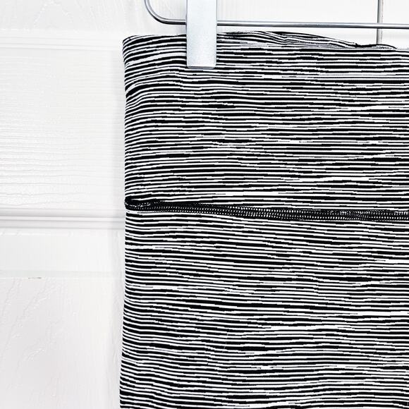 Athleta Ultimate Linear Lines Capri - Picture 4 of 11